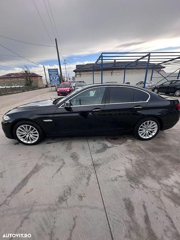 Culoarenegru Utilizat 2016 BMW 520 Berlinǎ | 14.700 EUR (Preț bun) - Imagine 1/4
