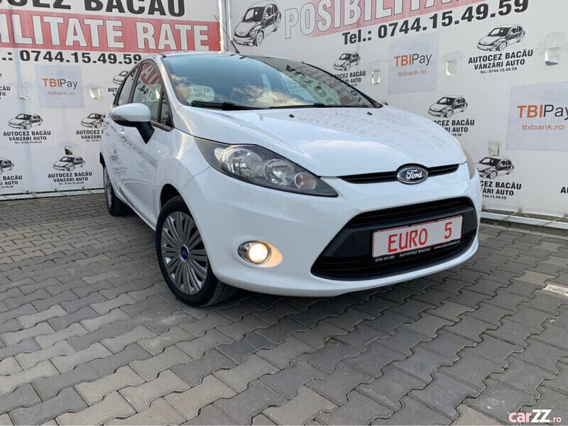 Alb Utilizat 2013 Ford Fiesta Hatchback | 5.990 EUR - Imagine 1/4