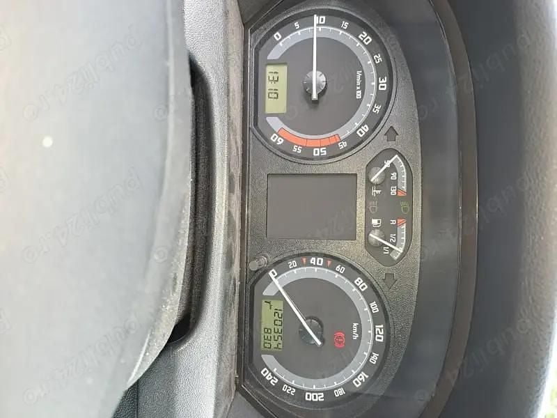 Gri Utilizat 2008 Skoda Fabia Hatchback | 2.400 EUR (Preț OK) - Imagine 1/4