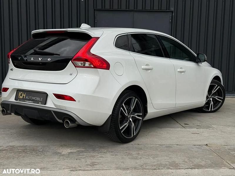 Second-hand Volvo V40 R-Design 150 CP (110 kW) 2016 Culoarealb Hatchback