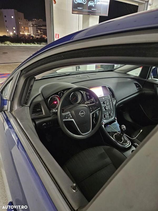 Second-hand Opel Astra Enjoy 110 CP (80 kW) 2015 Culoarealbastru Hatchback