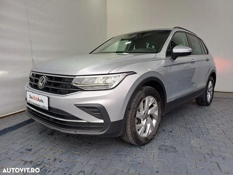 Gri mediumetalic Second-hand 2023 VW Tiguan Life SUV | 26.450 EUR (Super Preț) - Imagine 1/4