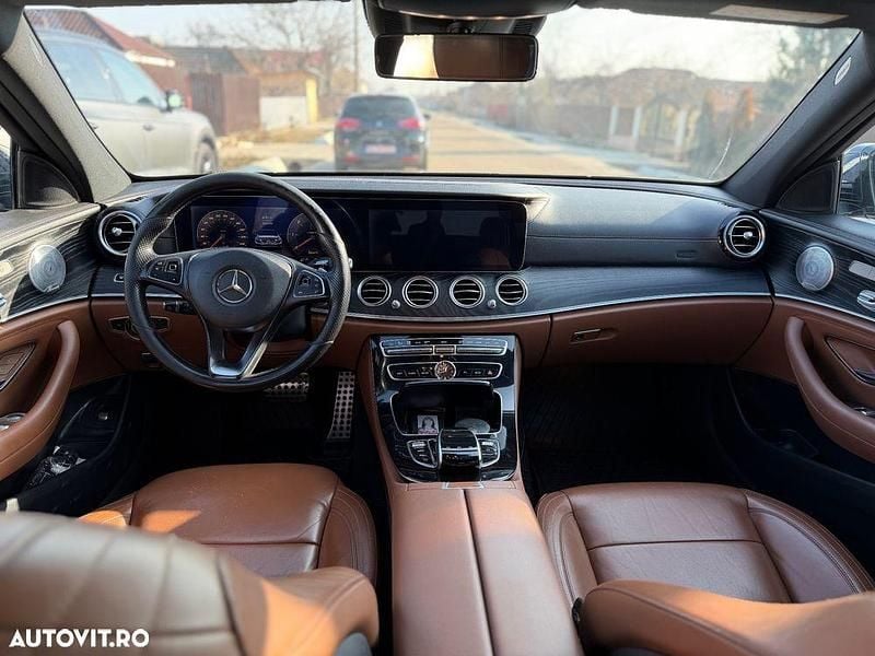 Culoarealbastru Utilizat 2017 Mercedes E220 AMG line Berlinǎ | 18.350 EUR (Preț bun) - Imagine 1/4
