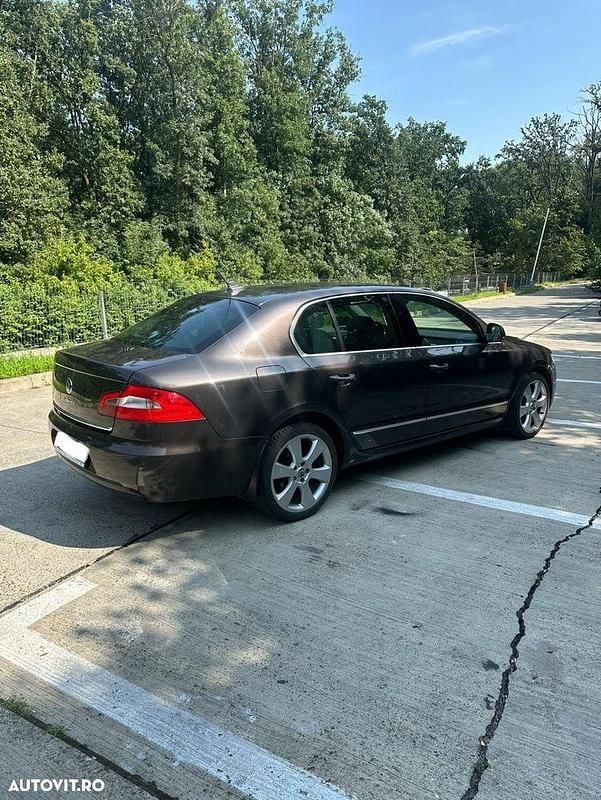 Culoaremaro Utilizat 2010 Skoda Superb Elegance Berlinǎ | 6.999 EUR (Preț OK) - Imagine 1/4