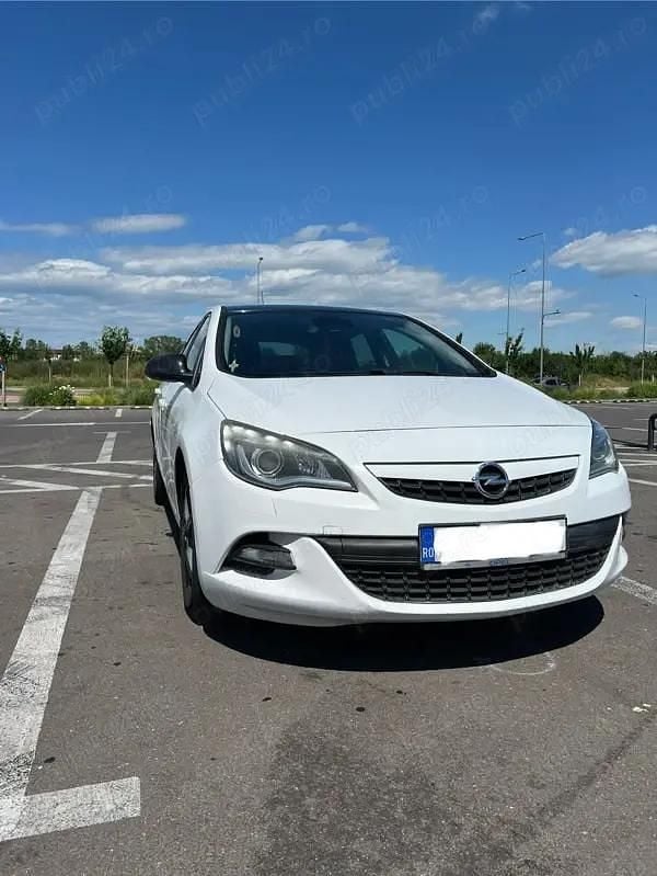 Second-hand Opel Astra 165 CP (121 kW) 2012 Alb Hatchback