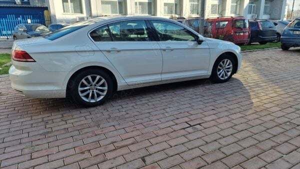 Alb Utilizat 2018 VW Passat Comfortline Berlinǎ | 11.250 EUR (Preț bun) - Imagine 1/4