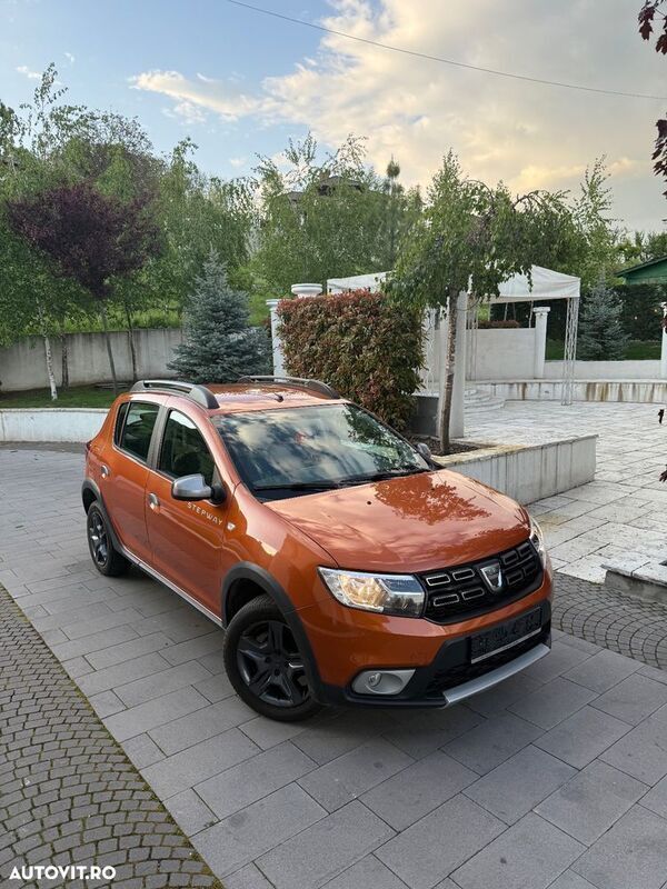 Portocaliu Utilizat 2018 Dacia Sandero Stepway Hatchback | 7.700 EUR (Preț OK) - Imagine 1/4