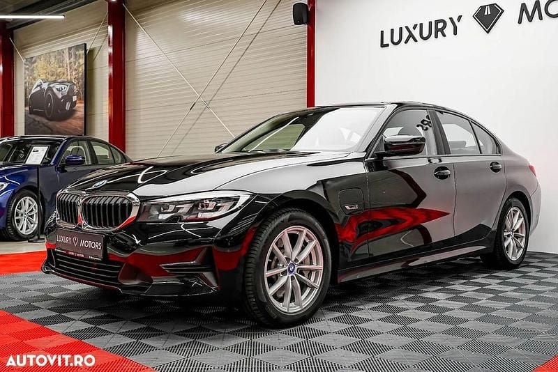 Culoarenegru Utilizat 2021 BMW 330e Sport Line Berlinǎ | 26.983 EUR (Preț OK) - Imagine 1/4