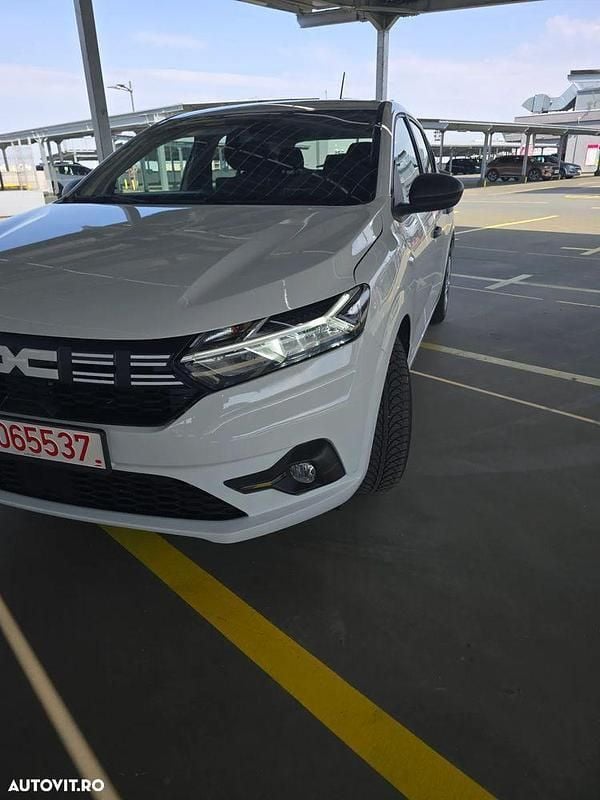Alb Utilizat 2021 Dacia Sandero Essentiel Hatchback | 8.299 EUR (Preț bun) - Imagine 1/4