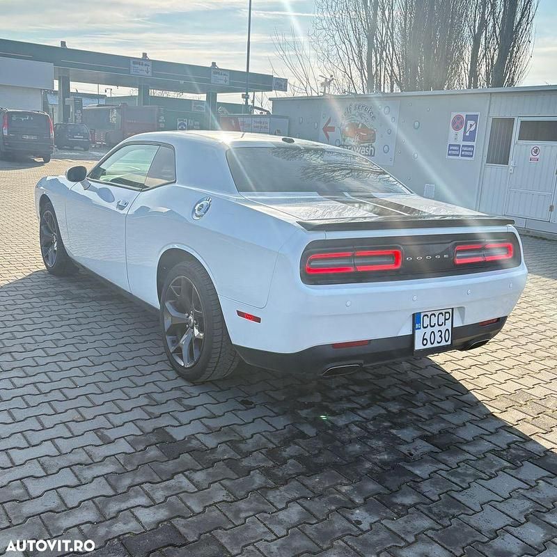 Second-hand Dodge Challenger 309 CP (227 kW) 2015 Culoarealb Coupe