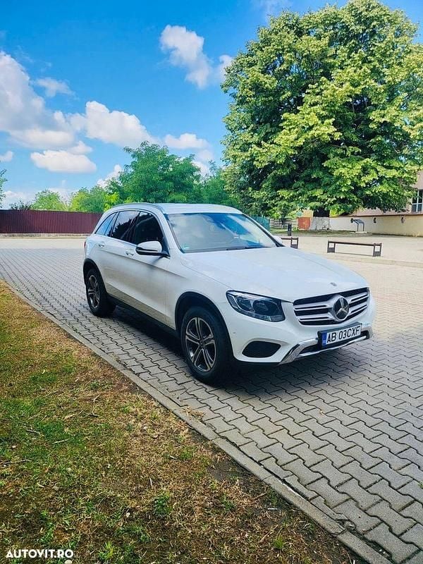 Culoarealb Utilizat 2017 Mercedes GLC250 SUV | 20.990 EUR (Preț bun) - Imagine 1/4
