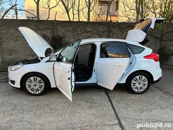 Second-hand Ford Focus Trend 120 CP (88 kW) 2017 Culoarealb Hatchback