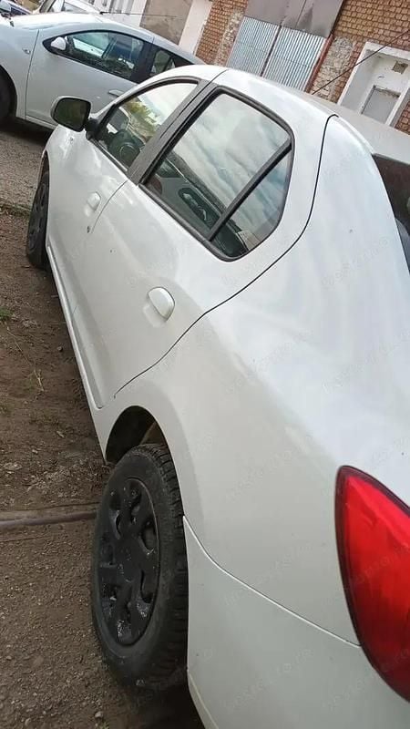 Second-hand Dacia Logan Lauréate 75 CP (55 kW) 2015 Alb Berlinǎ