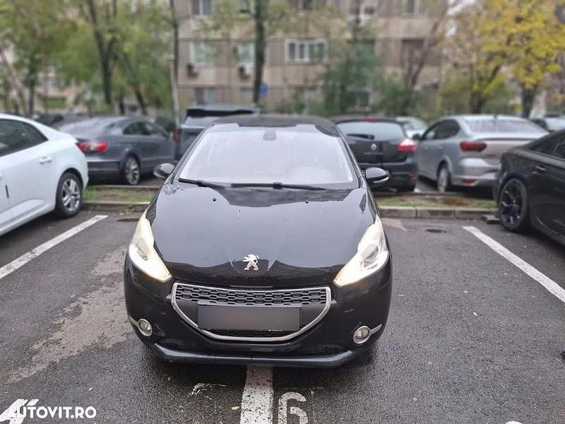 Culoarenegru Utilizat 2012 Peugeot 208 Style Hatchback | 3.900 EUR (Preț OK) - Imagine 1/4