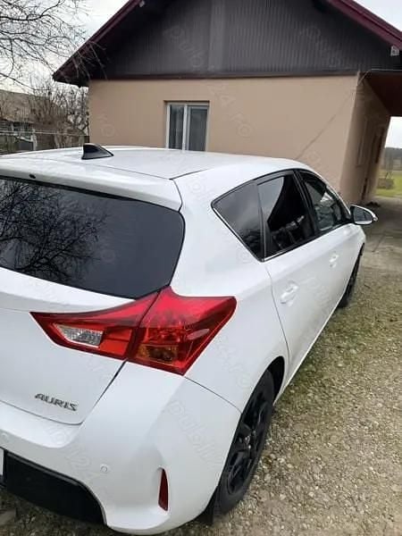 Alb Second-hand 2013 Toyota Auris Hatchback | 6.690 EUR (Preț OK) - Imagine 1/4