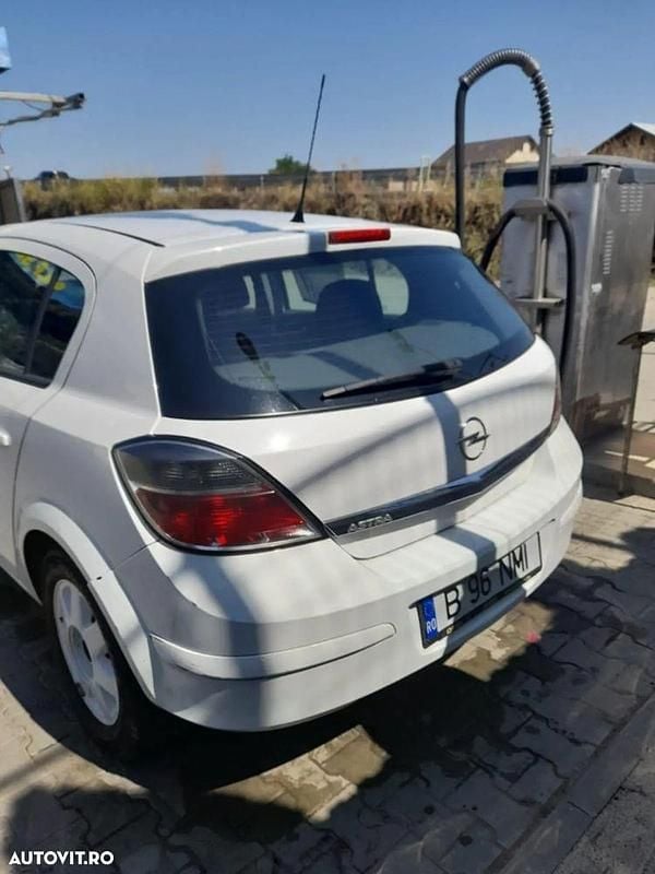 Culoarealb Utilizat 2012 Opel Astra Coupe | 3.250 EUR (Preț bun) - Imagine 1/4