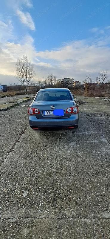 Gri Utilizat 2008 VW Jetta Berlinǎ | 2.555 EUR (Preț bun) - Imagine 1/4