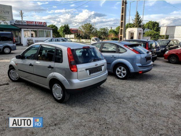 Second-hand Ford Fiesta 90 CP (66 kW) 2004 Argint Hatchback