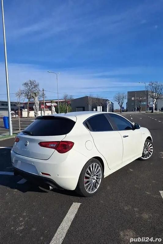 Second-hand Alfa Romeo Giulietta 170 CP (125 kW) 2010 Alb Hatchback
