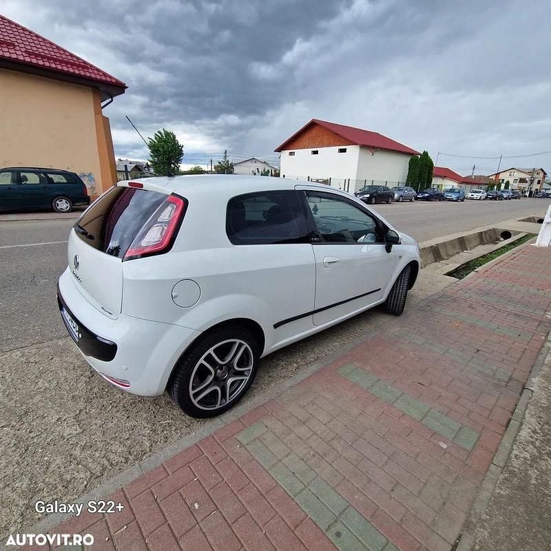 Second-hand Fiat Punto More 69 CP (50 kW) 2011 Culoarealb Hatchback
