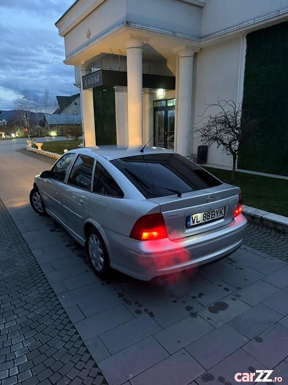 Second-hand Opel Vectra 101 CP (74 kW) 2001 Argintiu Berlinǎ