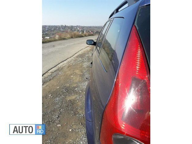 Albastru Utilizat 2004 Renault Mégane GrandTour Break | 1.800 EUR - Imagine 1/4