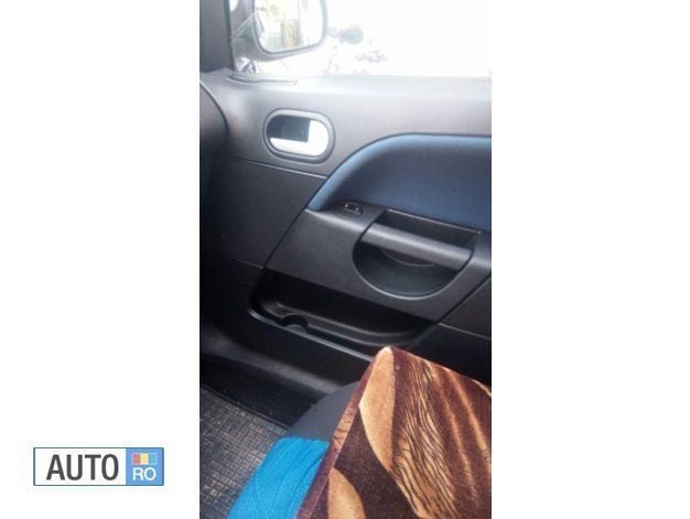 Second-hand Ford Fiesta 80 CP (58 kW) 2004 Argintiu Hatchback