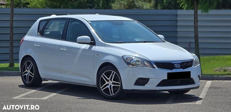 Alb Utilizat 2011 Kia Ceed Hatchback | 3.650 EUR (Preț bun) - Imagine 1/4