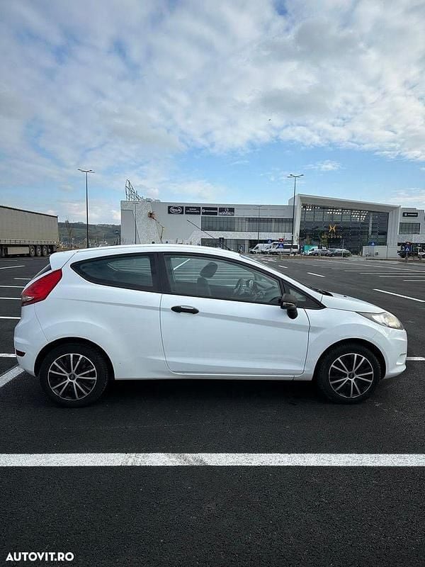 Alb Utilizat 2011 Ford Fiesta Hatchback | 3.000 EUR (Preț OK) - Imagine 1/4