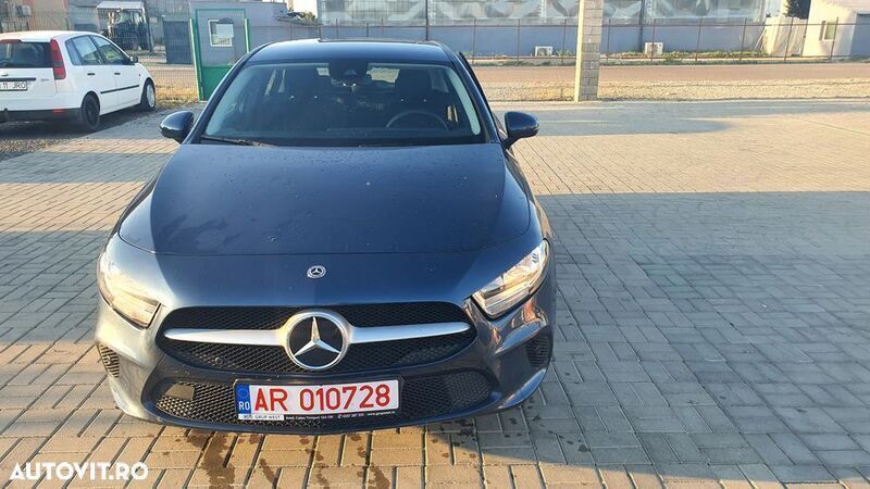 Albastru Utilizat 2020 Mercedes A180 Hatchback | 15.900 EUR (Super Preț) - Imagine 1/4