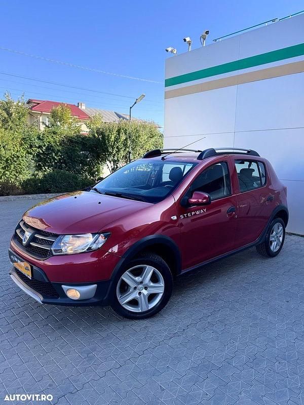 Culoarealte culori Utilizat 2014 Dacia Sandero Celebration Hatchback | 5.450 EUR (Puțin scump) - Imagine 1/4