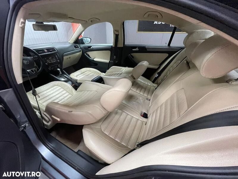 Gri Utilizat 2011 VW Jetta Berlinǎ | 7.499 EUR (Preț OK) - Imagine 1/4