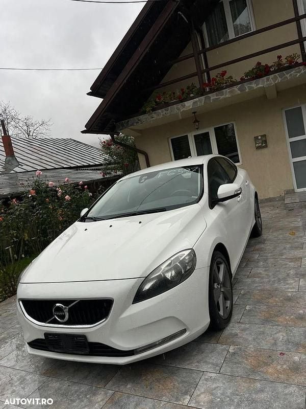Culoarealb Utilizat 2016 Volvo V40 CC Kinetic Break | 9.000 EUR (Preț OK) - Imagine 1/4