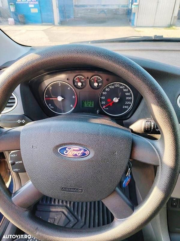 Culoarealbastru Second-hand 2006 Ford Focus Ambiente Break | 1.430 EUR (Preț OK) - Imagine 1/4