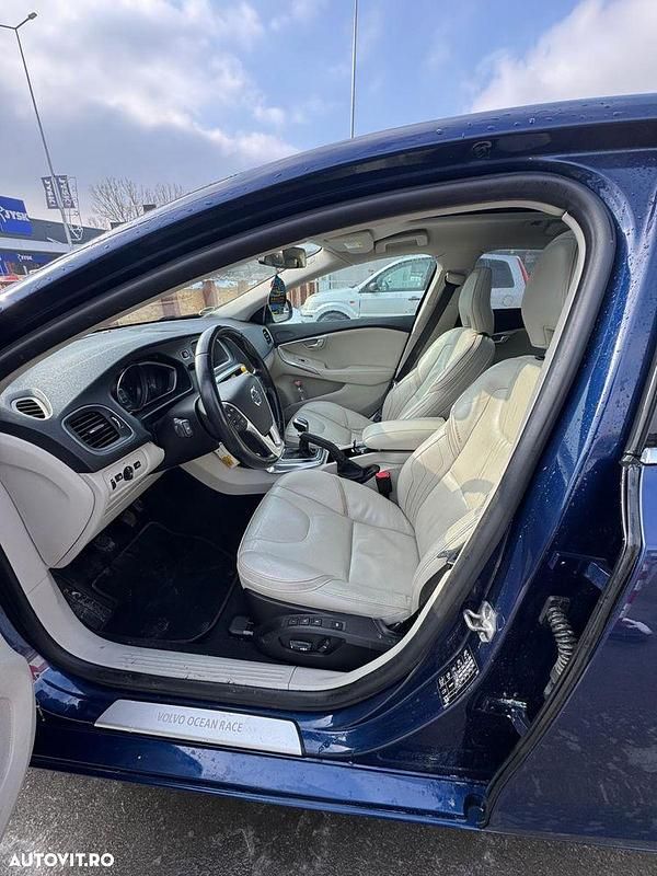 Second-hand Volvo V40 Ocean Race 190 CP (139 kW) 2014 Culoarealbastru Hatchback