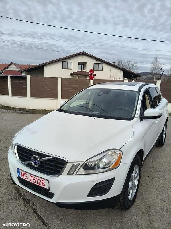Second-hand Volvo XC60 Momentum 163 CP (119 kW) 2011 Culoarealb SUV
