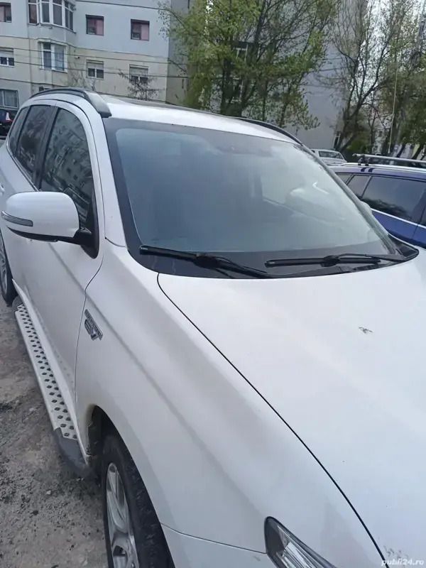 Alb Utilizat 2013 Mitsubishi Outlander P-HEV SUV | 8.500 EUR - Imagine 1/4