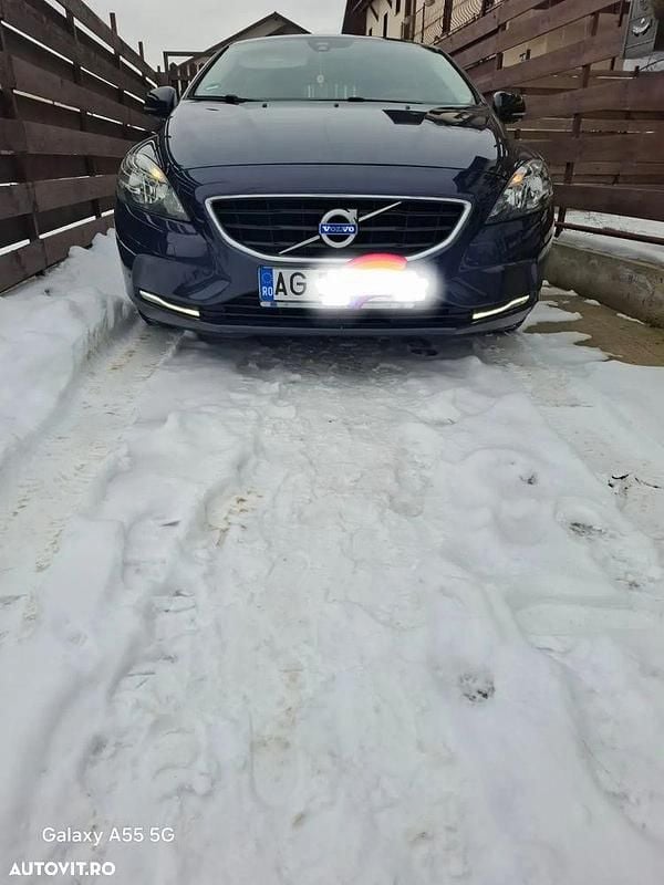 Second-hand Volvo V40 Momentum 190 CP (139 kW) 2014 Culoarealbastru Hatchback