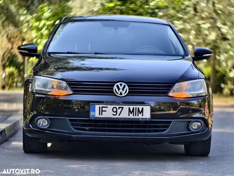 Negru Utilizat 2014 VW Jetta Comfortline Berlinǎ | 6.350 EUR (Preț OK) - Imagine 1/4