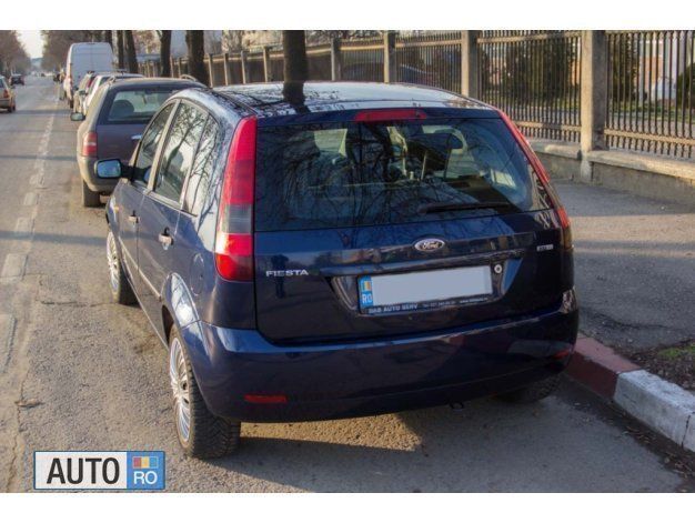 Second-hand Ford Fiesta Ghia 68 CP (50 kW) 2005 Albastru Hatchback