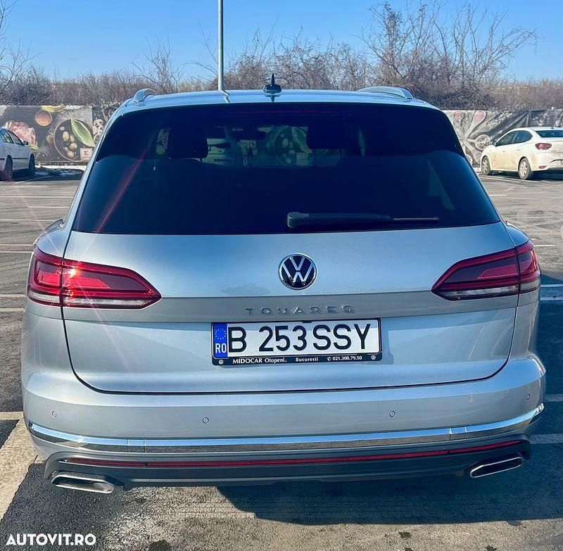 Second-hand VW Touareg Elegance 231 CP (169 kW) 2023 Culoareargint SUV