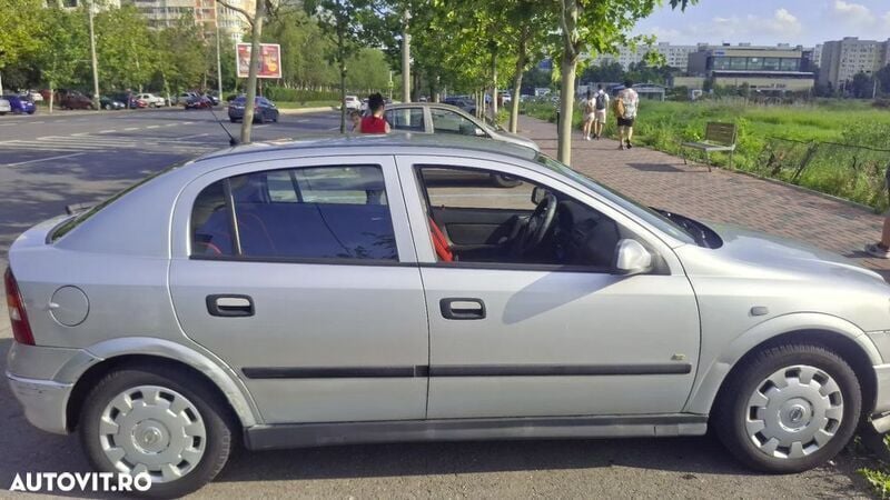 Alb Utilizat 2006 Opel Astra Hatchback | 900 EUR (Super Preț) - Imagine 1/4