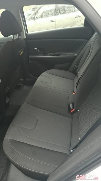 Second-hand Hyundai Elantra 123 CP (90 kW) 2024 Alb Berlinǎ