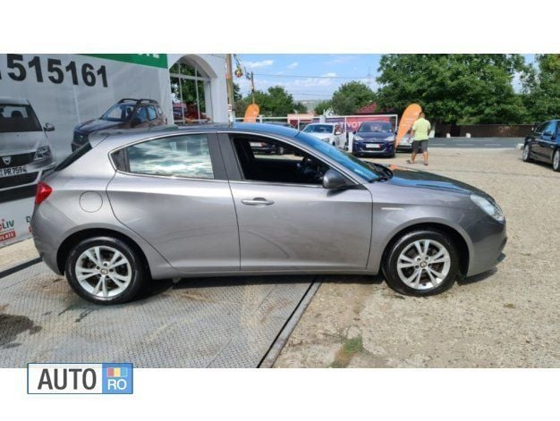 Second-hand Alfa Romeo Giulietta 120 CP (88 kW) 2011 Argintiu Hatchback