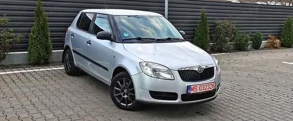 Argintiu Utilizat 2010 Skoda Fabia Hatchback | 1.599 EUR (Super Preț) - Imagine 1/4