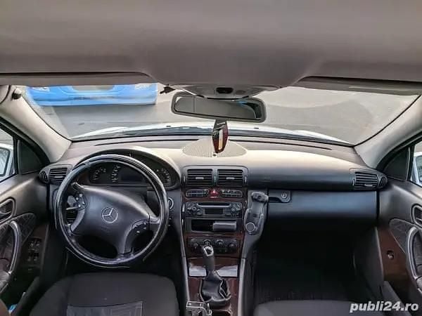 Second-hand Mercedes C220 Elegance 143 CP (105 kW) 2001 Berlinǎ