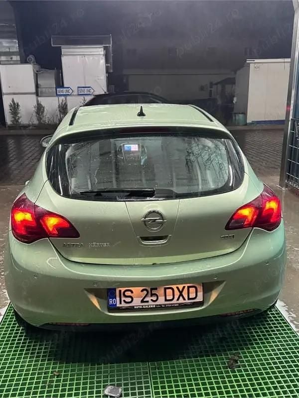 Second-hand Opel Astra 110 CP (80 kW) 2012 Verde Hatchback