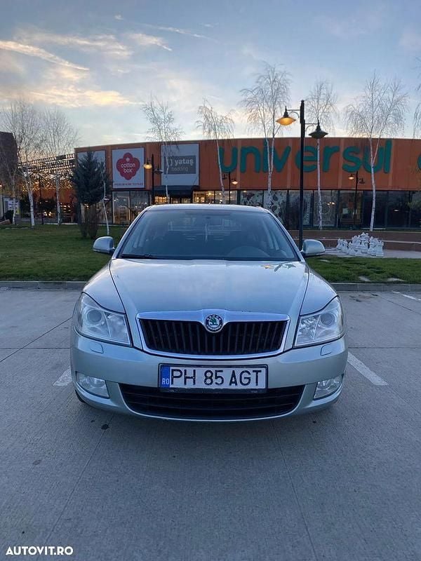 Culoareverde Utilizat 2011 Skoda Octavia Elegance Hatchback | 4.550 EUR (Preț OK) - Imagine 1/4