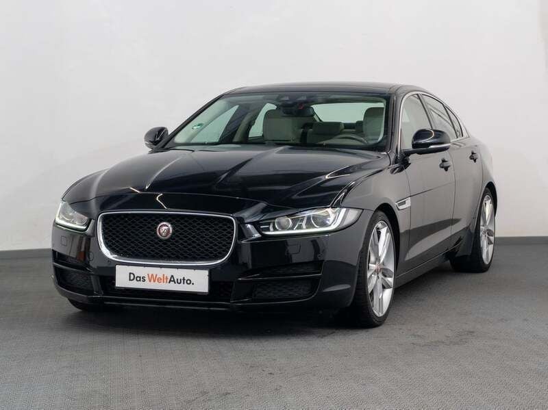 Negru metalic perleffect Utilizat 2016 Jaguar XE Prestige Berlinǎ | 13.850 EUR - Imagine 1/4