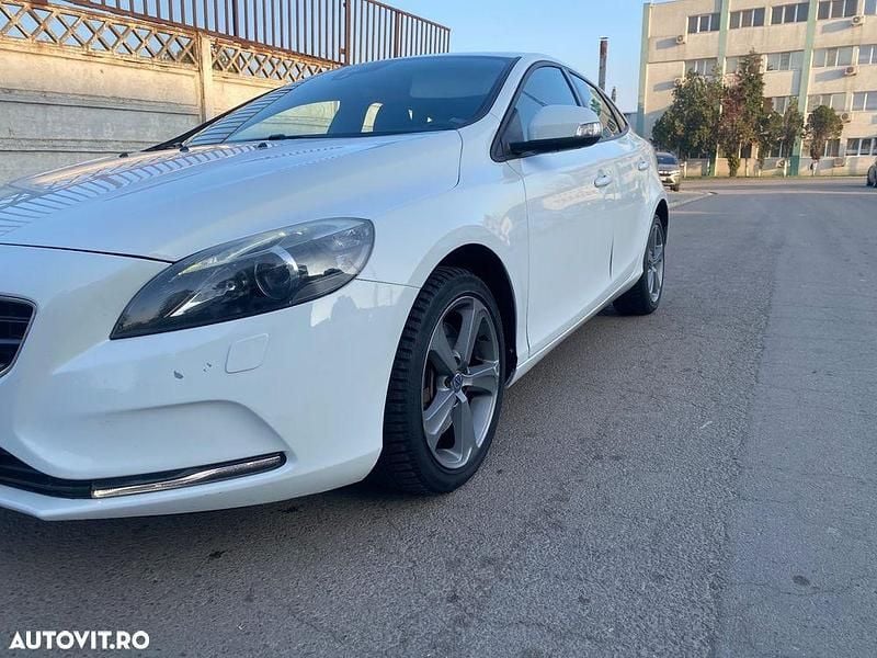 Second-hand Volvo V40 120 CP (88 kW) 2015 Culoarealb Hatchback